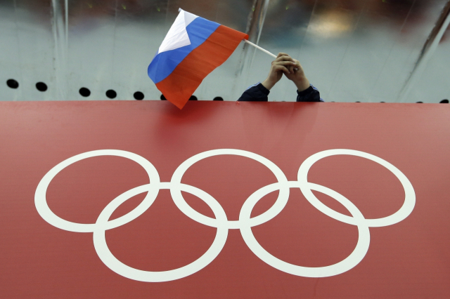 올림픽 오륜기 위로 보이는 러시아 국기. AP연합뉴스