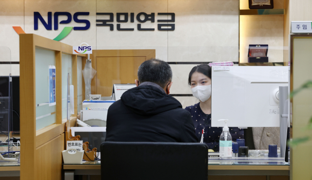 국민연금공단 서울북부지역본부 종합상담실에서 시민들이 상담하고 있다. 연합뉴스