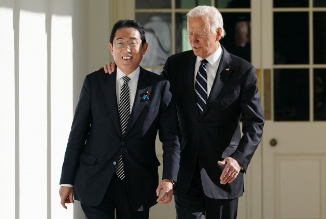 조 바이든 미국 대통령과 기시다 후미오 일본 총리가 지난 13일 워싱턴 DC 백악관에서 어깨동무를 한채 정상회담장으로 걸어가고 있다. AFP연합뉴스