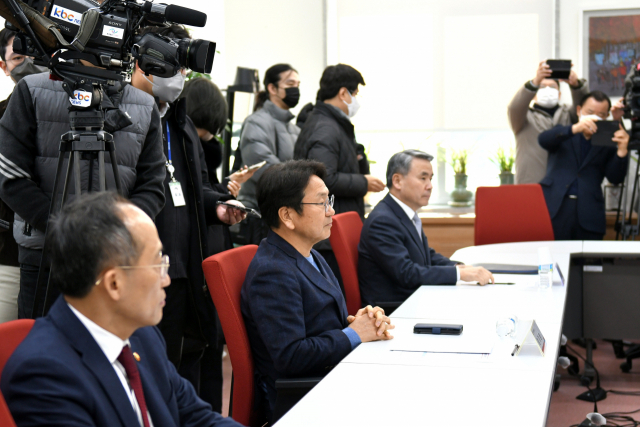 강기정 광주광역시장(가운데)이 27일 국회에서 열린 ‘광주군공항이전특별법 관련 현안 간담회’에 참석해 국회, 정부와 함께 광주군공항이전특별법 신속 처리에 힘을 모으기로 했다. 사진 제공=광주시