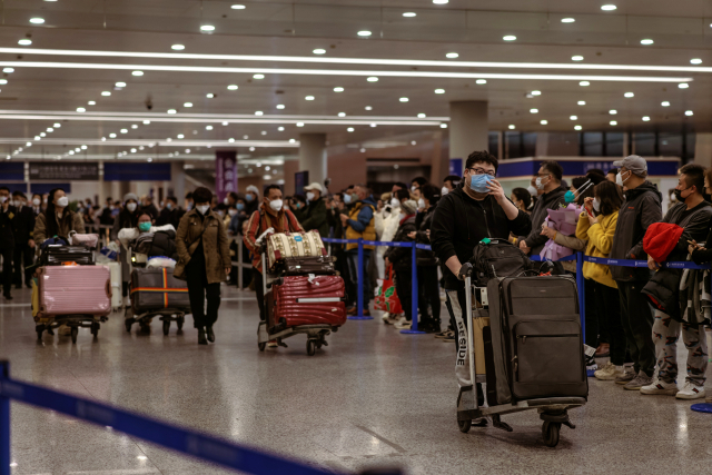 중국 상하이 푸동 국제공항에 도착한 승객들이 8일 출구로 향하고 있다. EPA연합뉴스