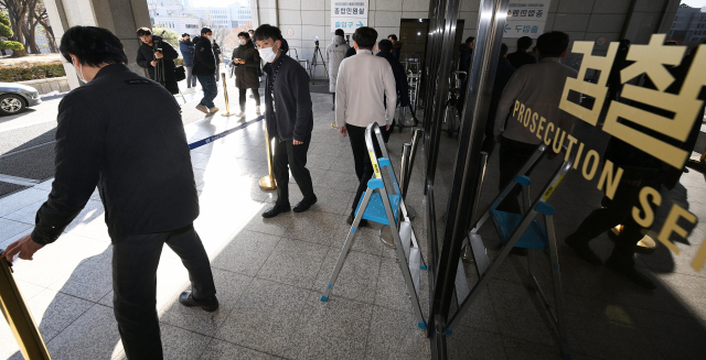 [포토뉴스] 이재명 민주당 대표 검찰 출석 D-1, 서울중앙지검에 설치되는 포토라인