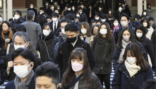 20일 일본 도쿄역 밖에서 마스크를 쓴 시민들이 출근하고 있다. 도쿄 AP·교도=연합뉴스 캡처