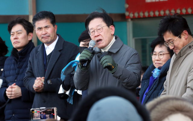 더불어민주당 이재명 대표가 27일 전북 군산시 공설시장을 찾아 연설하고 있다. 군산=연합뉴스