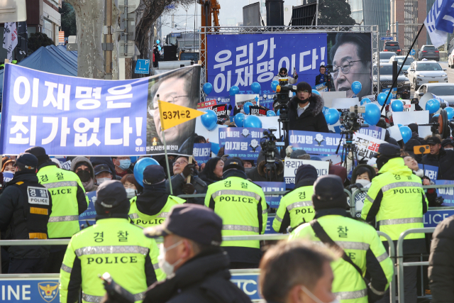 ‘위례·대장동 개발 의혹’과 관련해 더불어민주당 이재명 대표가 검찰에 출석한 28일 오전 서울 서초구 서울중앙지방검찰청 서문에서 이 대표 지지자들이 집회를 하고 있다. 연합뉴스