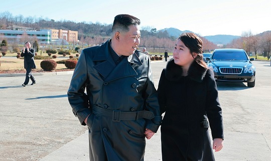 김정은 북한 국무위원장이 둘째딸과 함께 '화성-17형' 발사에 참여했던 공로자들을 찾은 모습. 조선중앙통신 갈무리