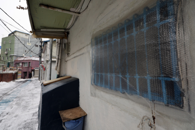 26일 서울 용산구 동자동 한 주택의 창문이 에어캡으로 싸여 있다. 연합뉴스