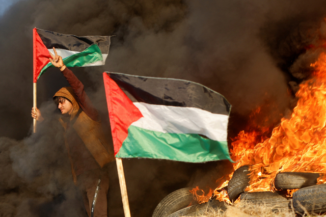 26일(현지 시간) 발생한 유혈사태에 분노한 팔레스타인인들이 가자지구 접경지역에서 격렬한 시위에 나섰다.로이터연합뉴스