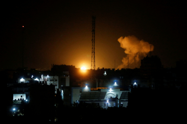 27일(현지 시간) 가자지구에서 이스라엘군의 공습으로 연기가 피어오르고 있다.로이터연합뉴스