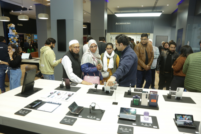 29일 인도 뉴델리 중심가에 신규 개장한 삼성 익스피리언스 스토어의 매장 직원이 고객에게 삼성전자 스마트폰을 설명하고 있다. 사진 제공=삼성전자