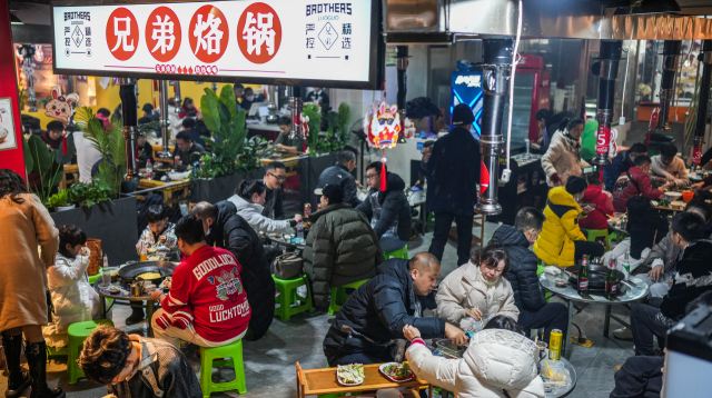 중국 남서부 구이저우성 구이양 난밍구의 한 식당에서 23일 중국인들이 식사하고 있다. 신화연합