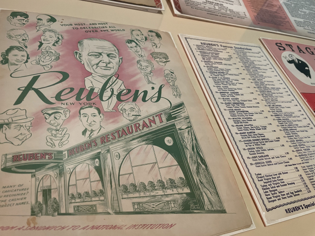 뉴욕에서 1908년부터 2001년까지 영업했던 델리 루벤스 레스토랑(Reuben’s Restaurant)의 메뉴판. 브로드웨이에 위치한 이곳은 공연장을 찾은 관람객과 배우들로 붐볐다고 한다.