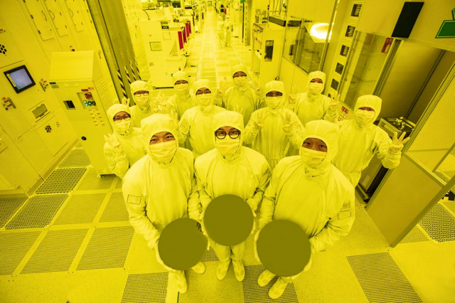 지난해 6월 세계 최초로 3나노 파운드리 양산에 참여한 삼성전자 반도체 연구원들이 웨이퍼를 들어 보이고 있다. 사진 제공=삼성전자