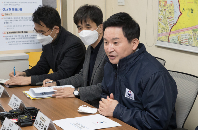 원희룡 국토교통부 장관이 29일 오전 서울 강서구의 한 공인중개사 사무소에서 최근 빌라왕 전세사기 사건과 관련해 김태우 강서구청장 및 한국공인중개사협회 관계자들과 만나 대화하고 있다. 연합뉴스