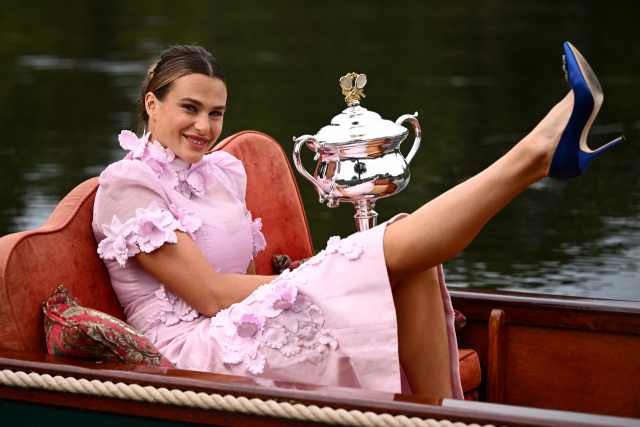 호주오픈 챔피언 아리나 사발렌카가 29일 드레스 차림으로 트로피를 들고 배에 타 우승 기념 사진을 찍고 있다. EPA연합뉴스