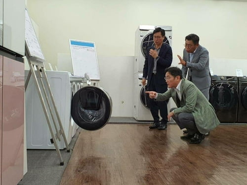 이재용 삼성전자 회장이 2020년 경기도 수원에 위치한 생활가전사업부를 찾아 세탁기 제품을 살펴보고 있다.