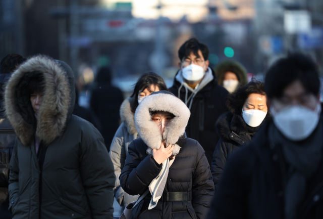 겨울 한파가 찾아온 27일 오전 두꺼운 옷차림을 한 출근길 시민들이 광화문네거리를 지나고 있다. 연합뉴스