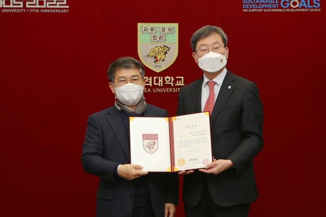 황종익(왼쪽) 두손병원장과 정진택 고려대학교 총장. 사진 제공=고려대의료원