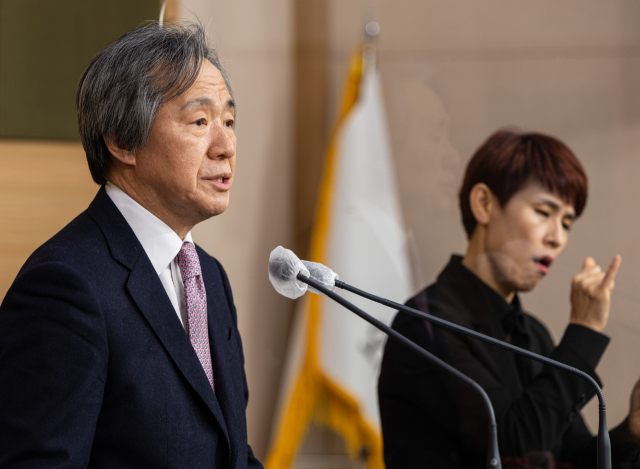 [속보] 정기석 '마스크 의무 완전 해제, 5월쯤 가능하다고 생각'