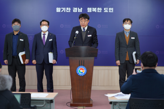 차석호(왼쪽에서 세번째) 경남도 문화관광체육국장이 도민프로축구단인 경남FC 정상화를 위한 혁신안을 발표하고 있다. /사진제공=경남도