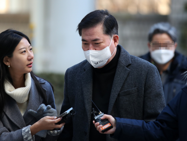 유동규 전 성남도시개발공사 기획본부장이 30일 오전 서초구 서울중앙지법에서 열린 대장동 개발 사업 로비·특혜 의혹 관련 1심 속행 공판에 출석하고 있다. 연합뉴스