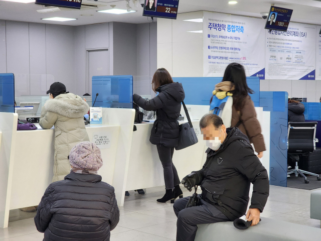 '출근 전 은행 방문…점심 맘 놓고 먹겠네요' 은행 영업시간 정상화