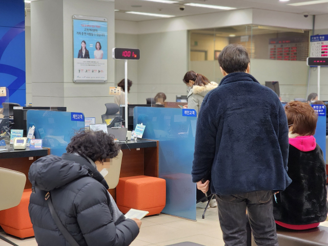 '출근 전 은행 방문…점심 맘 놓고 먹겠네요' 은행 영업시간 정상화