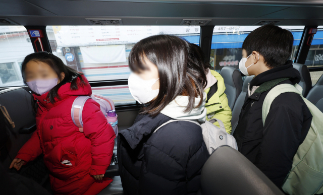 학교, 마트 등 실내 마스크 착용 의무가 해제된 30일 서울 광진구 광장초등학교 앞에서 통학버스를 이용하는 학생들이 마스크를 착용한 채 하차 준비를 하고 있다. 학교, 유치원, 학원 통학 차량에서는 마스크 착용 의무가 유지된다.연합뉴스