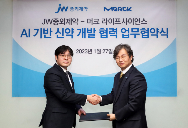 진세호(왼쪽) JW중외제약 원료연구센터장이 27일 서초구 JW중외제약 본사에서 이남구 머크 사이언스 앤 랩 솔루션 비즈니스 대표와 업무협약(MOU)을 체결한 뒤 악수를 나누고 있다. 사진 제공=JW중외제약