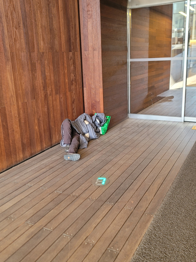 마우리치오 카텔란의 '동훈과 준호'는 용산구 한남동 리움미술관 정문 앞과 1층 로비에서 만날 수 있는 작품이다. 진짜 사람은 아니다. /조상인기자