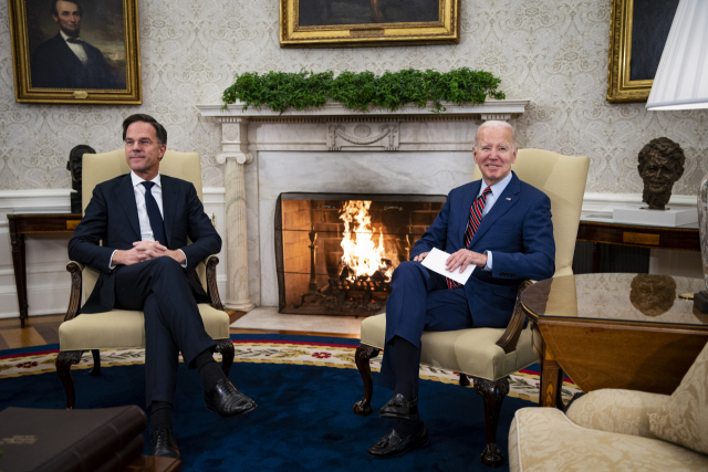 조 바이든 미국 대통령과 마르크 뤼터 네덜란드 총리가 지난 17일 백악관에서 정상회담을 하고 있다. EPA연합뉴스