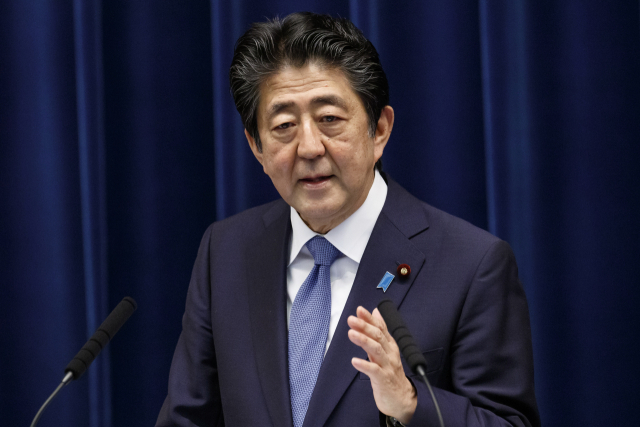 2018년 6월 아베 신조 당시 일본 총리가 총리 관저에서 기자회견을 하고 있다. EPA연합뉴스