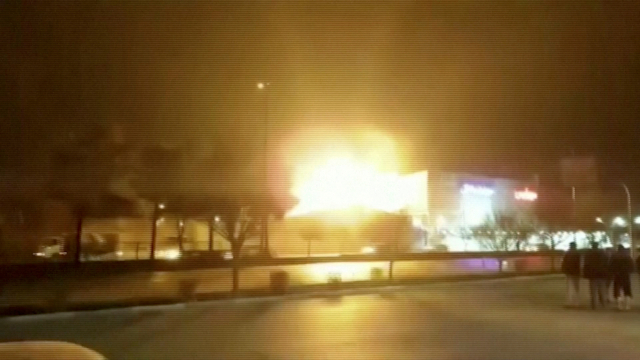 28일(현지 시간) 밤 자폭 무인기의 공격으로 이란 이스파한 지역 군수공장에 불길이 치솟고 있다. 로이터연합뉴스