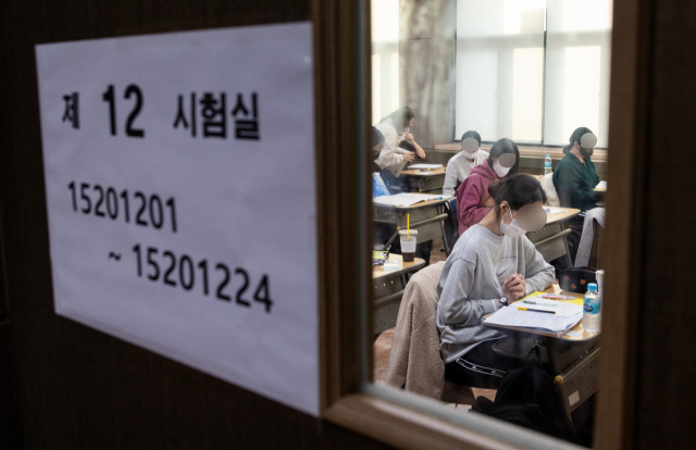 수험생들이 지난해 11월 17일 서울 영등포구 여의도여고에서 2023학년도 대학수학능력시험을 치르고 있다. 서울경제DB