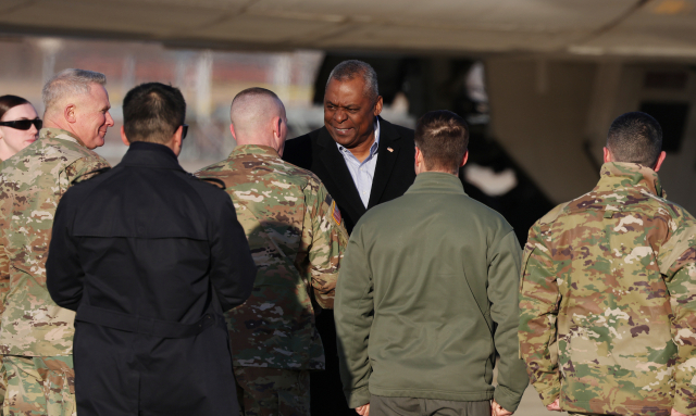 로이드 오스틴(오른쪽 세번째) 미국 국방장관이 30일 오후 경기 오산공군기지를 통해 입국, 폴 러캐머라 한미연합사령관 등 영접 인사들과 인사하고 있다. 사진공동취재단