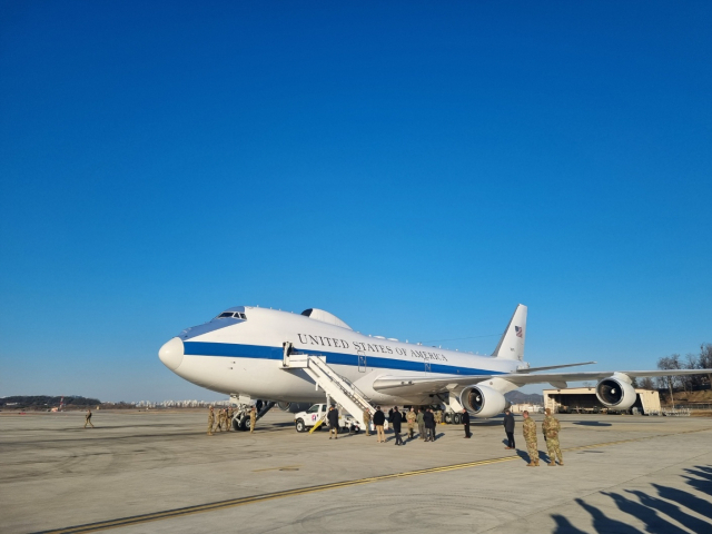 로이드 오스틴 미국 국방장관이 탑승한 미 공군 ‘E-4B 나이트워치’ 항공기가 30일 오후 오산공군기지에 도착한 모습. 사진공동취재단