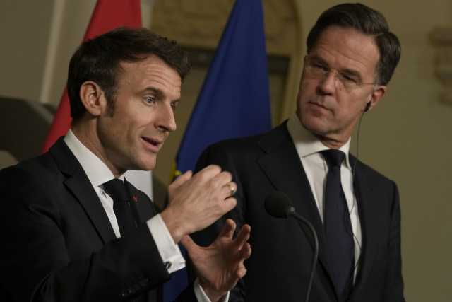 에마뉘엘 마크롱(왼쪽) 프랑스 대통령이 30일(현지 시간) 네덜란드 헤이그에서 마르크 뤼터 네덜란드 총리와 정상회담을 한 후 열린 기자회견에서 발언하고 있다 AP연합뉴스