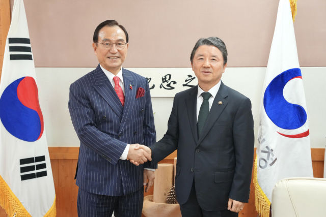 박상돈(왼쪽) 산림청장이 남성현(오른쪽) 산림청장을 만나 기후대응 도시숲 조성 등 산림청 소관 주요사업에 대한 국비지원을 요청했다. 사진제공=천안시