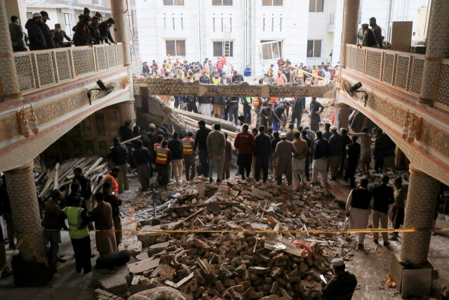 30일(현지 시간) 파키스탄 페샤와르 모스크에서 자폭 테러가 발생한 가운데 구조대원들이 건물 잔해에서 생존자를 찾고 있다. 로이터연합뉴스