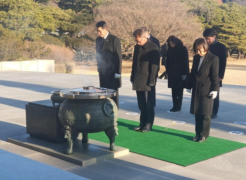 나치만 신임 서울지방보훈청장이 지난 30일 국립서울현충원 등을 찾아 참배하고 있다. 사진제공=서울지방보훈청