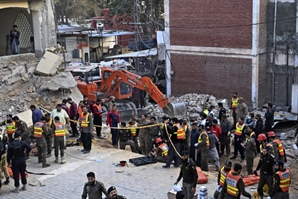 파키스탄 자폭 테러로 최소 44∼47명 사망…경찰 노려