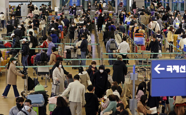 지난 19일 인천국제공항 제1여객터미널이 입출국 인파로 붐비고 있다. /연합뉴스