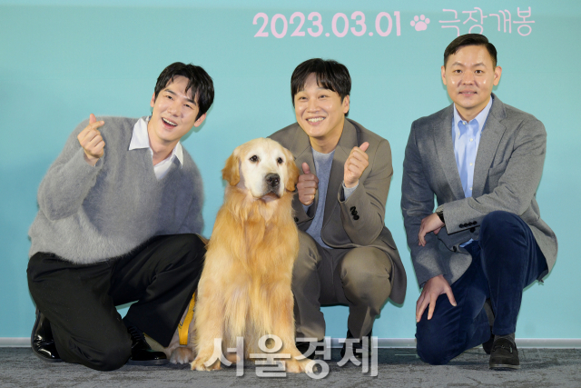 배우 유연석, 차태현과 김주환 감독이 31일 오전 서울 성동구 메가박스 성수에서 진행된 영화 '멍뭉이'(감독 김주환) 제작보고회에서 포즈를 취하고 있다. / 사진=김규빈 기자