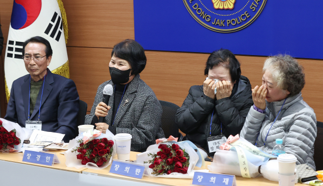 31일 오후 서울 동작경찰서에서 58년 전 언니, 오빠와 헤어진 장경인 씨(왼쪽 두번째)가 소감을 밝히고 있다. 연합뉴스