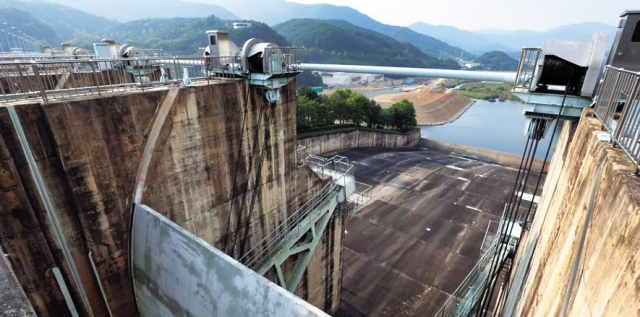 광주 지역 주요 상수원인 전남 화순군 동복댐이 계속되는 가뭄으로 바닥을 드러내고 있다. 광주=연합뉴스