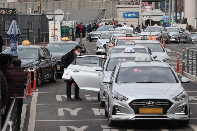 택시들이 31일 서울역 승차장에서 승객을 기다리며 정차해 있다. 연합뉴스