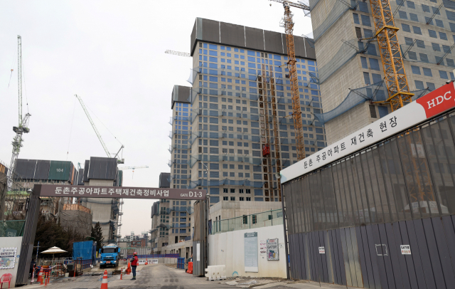 2025년 입주를 앞둔 서울 강동구 둔촌주공아파트 재건축(올림픽파크포레온) 현장 모습. 연합뉴스