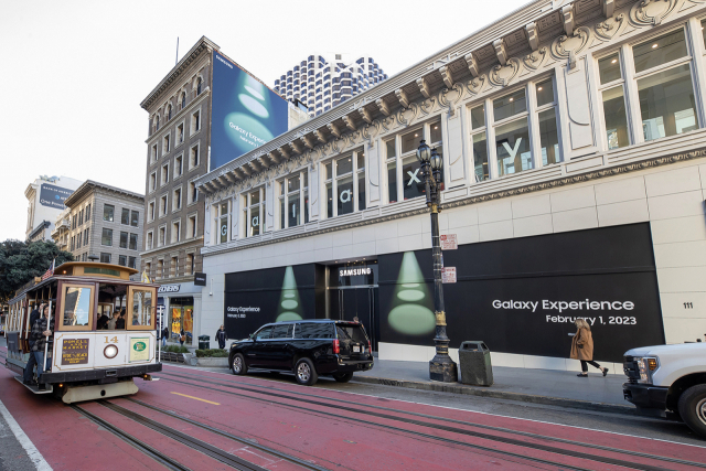 30일(현지 시간) 3년 만에 오프라인으로 개최되는 삼성 갤럭시 언팩을 이틀 앞둔 가운데 미국 샌프란시스코 중심가인 파웰 111거리에 신제품 갤럭시 S23 시리즈 체험 공간이 한창 준비 중에 있다. /사진 제공=삼성전자