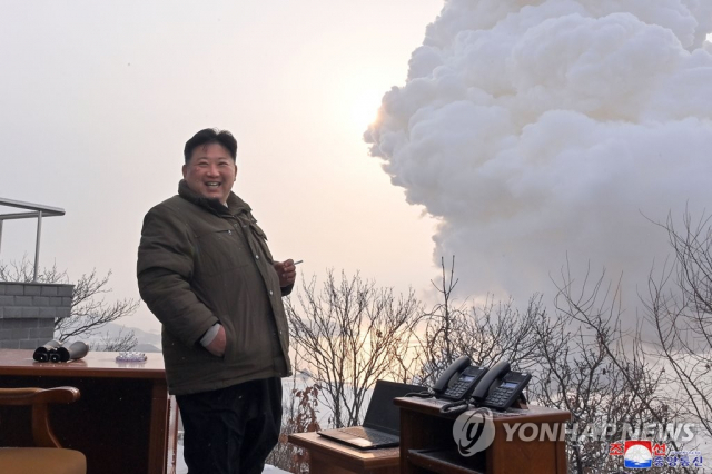 김정은 북한 국무위원장이 지난해 12월 15일 평안북도 철산군 동창리에 위치한 서해 위성 발사장에서 대출력고체연료발동기 지상 시험을 현지 지도하고 있다. 연합 뉴스
