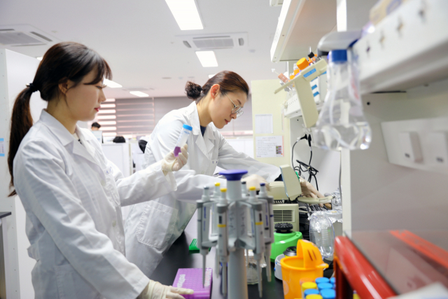 HLB 연구원들이 경기도 동탄의 연구실에서 약물 연구르 하고 있다. 사진제공=HLB